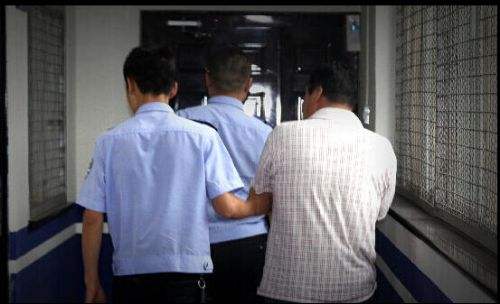 遭性侵后帮男子诱骗女孩2