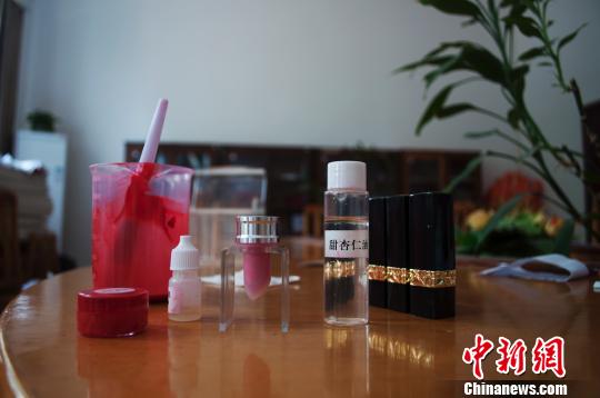 13日，高媛展示制作“可食用”口红的制作材料。　刘淑珺 摄