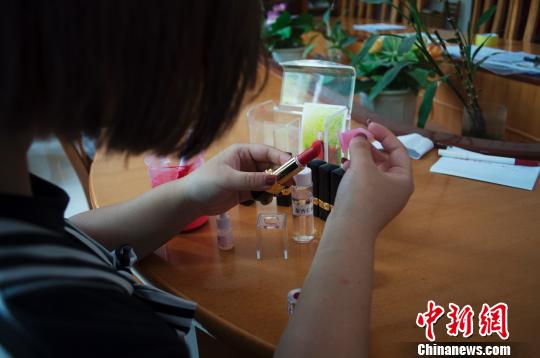 图为高媛在调制口红。　刘淑珺 摄