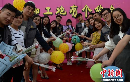 资料图：图为参加联谊活动的男女青年们合影留念。　刘潇 摄