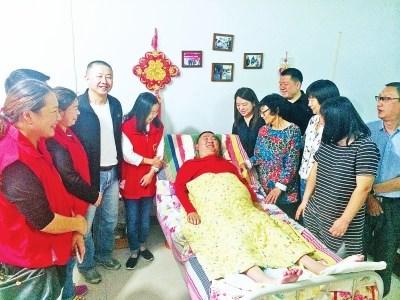 男子大学毕业后遇车祸致瘫卧床19年同学一直资助