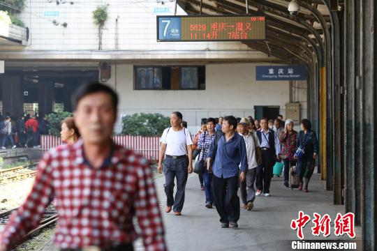 川黔线上绿皮火车让山区出行驶上“快车道”（图）