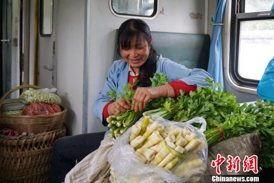 图为刚摘下的竹笋和芹菜，要在第一时间送往市集，是5629次列车的菜农们的不二选择。　包亮 摄