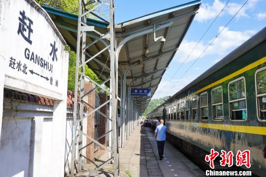 图为5629次列车停靠赶水站。　包亮 摄
