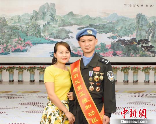 维和警察荣立一等功背后：“绕指柔”撑起家中一片天
