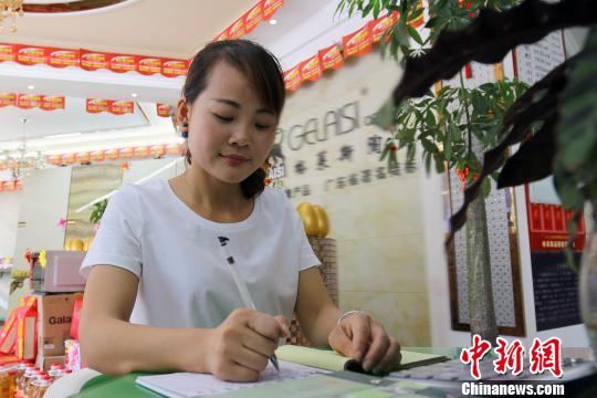 图为：李金良的妻子陈桂英。　张家其 摄