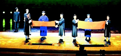 中国道教协会副会长黄信阳道长、墨西哥道教协会会长景威道长用中英文宣读《武当山宣言》。