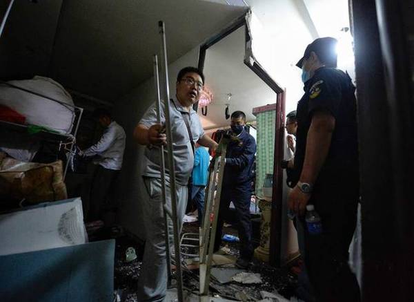 北京全面整治拆除群租房 客厅隔断挤了13人(组图)
