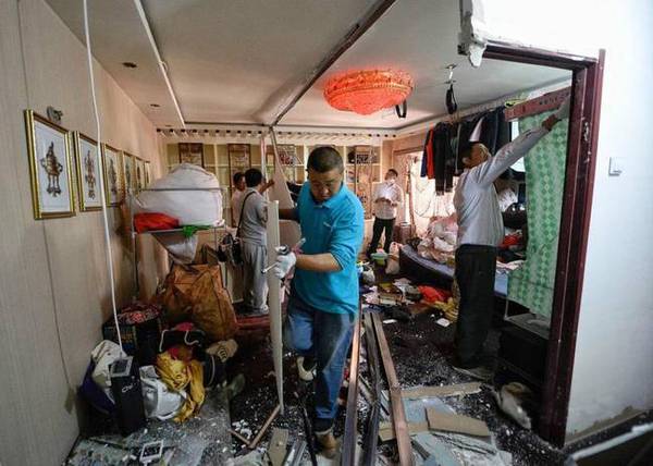 北京全面整治拆除群租房 客厅隔断挤了13人(组图)