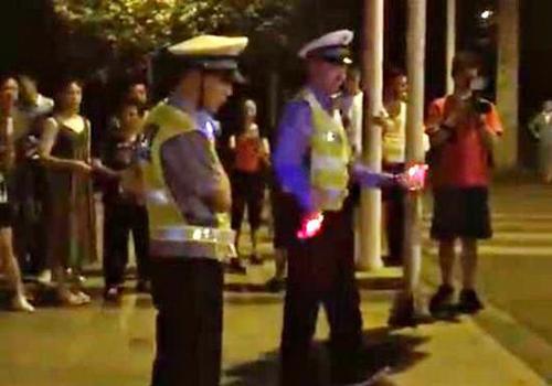 成都两男子穿警服街头跳舞帮人求婚 警方:系假冒