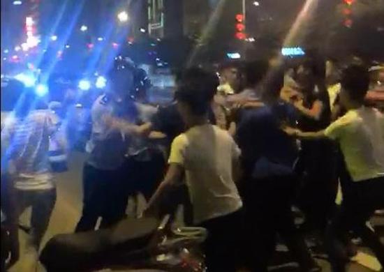 大哥被带走数十马仔当街袭警 多人被刑拘