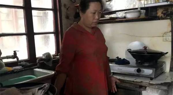 上海一家三口住9平米房间27年 儿子踩着冰箱上床