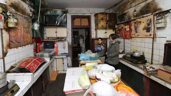 上海一家三口住9平米房间27年 儿子踩着冰箱上床