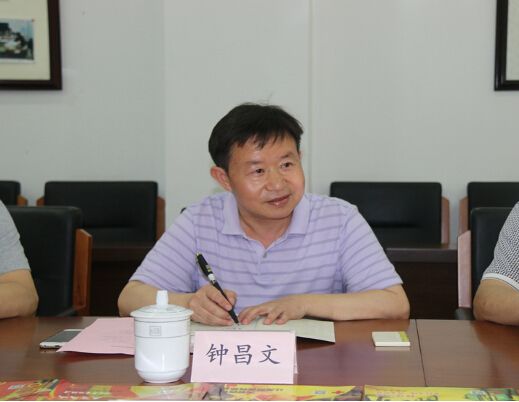 湘西自治州红十字会常务副会长钟昌文