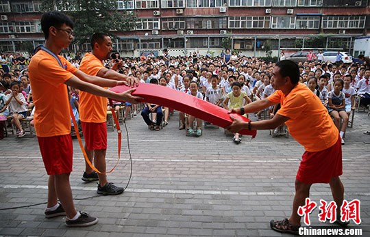资料图：志愿者为小学生讲解防溺水知识。<a target='_blank' href='http://www.chinanews.com/'>中新社</a>发 郝群英 摄