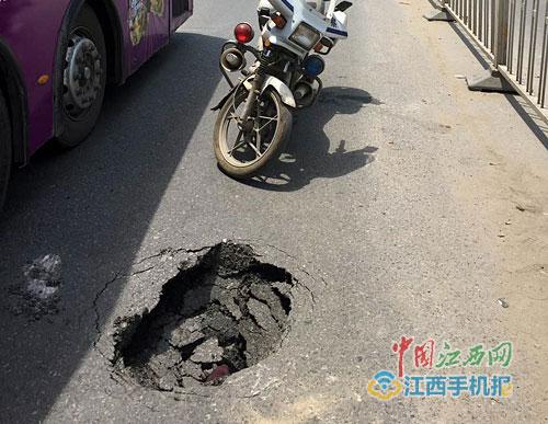 路面突然塌陷 小车车轮被“吞”