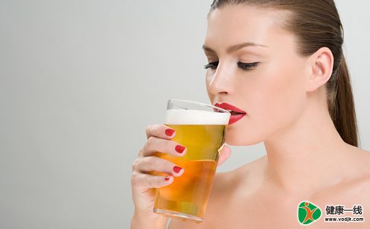 大口喝啤酒 能减轻酒精刺激