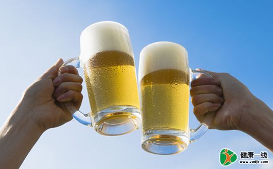 夏季喝啤酒一次别过超300毫升！