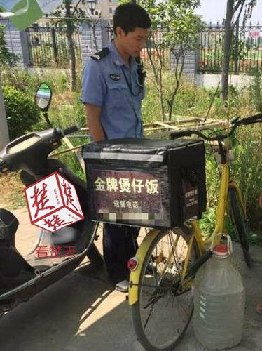 送餐员改装小黄车送煲仔饭 称“别人能共享我也行”
