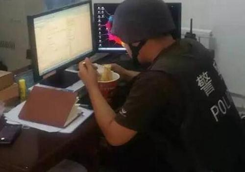 新疆警察的普通照片却感动了无数网友 方便面成八尺男儿标配