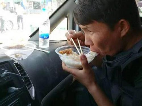 新疆警察的普通照片却感动了无数网友 方便面成八尺男儿标配