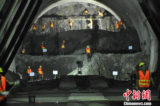 每一个合格的隧道项目都有这些“年轻人”的汗水，图为渝黔铁路项目隧道洞内景。 受访者供图