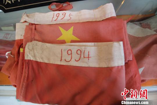 用旧的国旗，胡达拜地·依明老人都要绣上“在岗”年份，并珍藏起来。　史玉江 摄