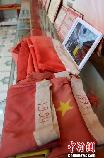 陈列室里摆放着自1991至2016年用旧的国旗。　史玉江 摄