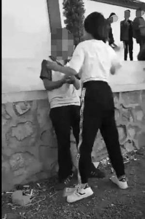 女生连抽男同学耳光上传视频为增粉？官方辟谣
