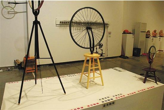 毕业展作品被盗。展台周围贴满26个“请勿触摸”的标识。