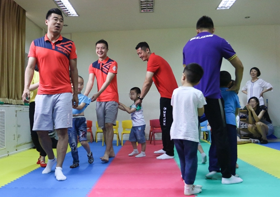 孩子们和球员叔叔一起做游戏
