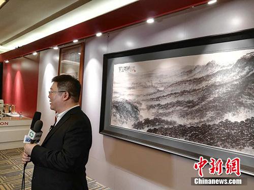 保利拍卖执行董事赵旭接受采访。中新网记者 宋宇晟 摄