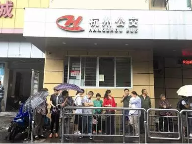 杭州闹市惊现奇葩服务窗口 办事必须爬凳子