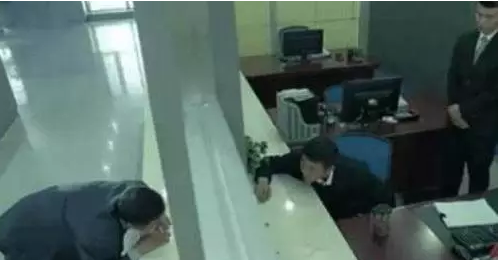 杭州闹市惊现奇葩服务窗口 办事必须爬凳子