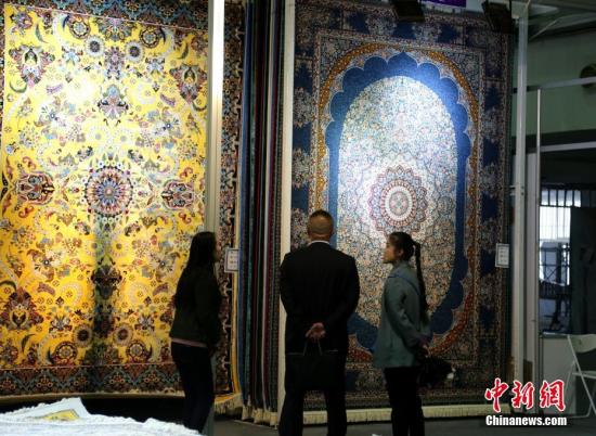 6月2日，市民参观青海藏毯展。当日，2017中国(青海)藏毯国际展览会(以下简称：藏毯展)在青海省国际会展中心开幕，来自中国29个省(区、市)市以及伊朗、尼泊尔、印度、巴基斯坦、德国等23个国家和地区的客商参展。藏毯展自2004年举办以来，已经成为各国地毯品牌展示、地毯业界交流、民族文化融汇的重要舞台。<a target='_blank' href='http://www.chinanews.com/'>中新社</a>记者 孙睿 摄