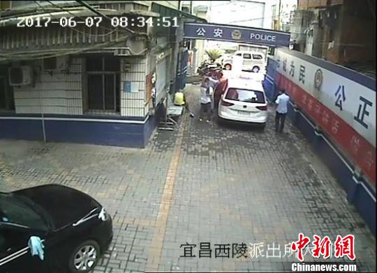 考生高考前1小时遗失身份证民警火速补办驾车送考