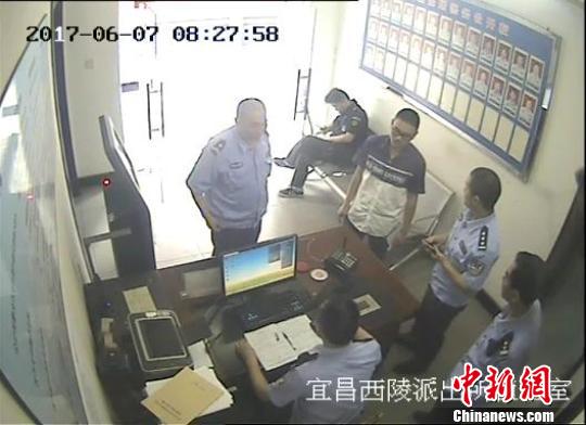 民警为考生补办身份证明。西公宣
