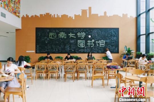 学生在图书馆自习 西南大学 摄