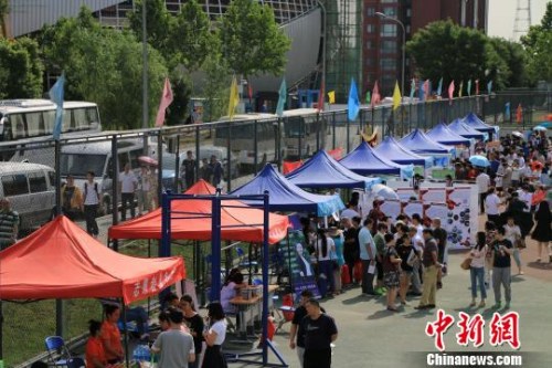 6月10日，清华大学、北京大学、北京建筑大学等近60所北京地区本科高校举行高招咨询现场会。　杜燕　摄