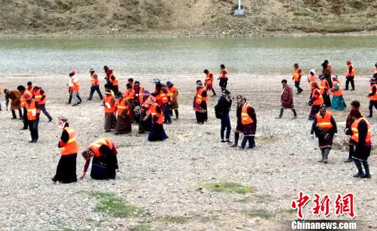 青海果洛黄河源头七成贫困户当上生态管护员