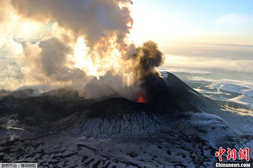资料图：俄罗斯堪察加半岛火山喷发。