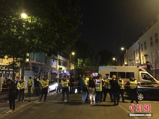 图为警方在事发现场拉起封锁线。 <a target='_blank' href='http://www.chinanews.com/'>中新社</a>记者 周兆军 摄