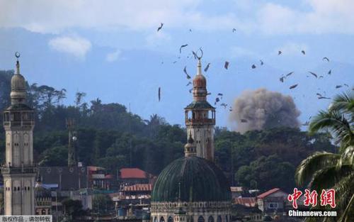 战斗迄今仍在持续中，已达1个月，9成居民逃离家园，300多人死亡，市区满目疮痍。据当地人描述，武装冲突折磨下的棉兰老岛现在是一个“鬼城”，只有少数民众留下来了，马拉维的大片地区特别是市中心的商业区，都被轰炸“毁灭”了。