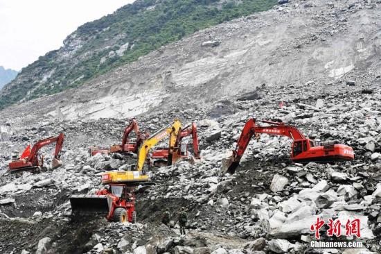 6月25日，四川茂县叠溪镇新磨村新村组富贵山“6·24”特别重大山体滑坡灾害搜救工作全面展开，救援人员在现场发现了多名遇难者遗体。目前，现场搜救仍在紧张进行中。 <a target='_blank' href='http://www.chinanews.com/'>中新社</a>记者 安源 摄