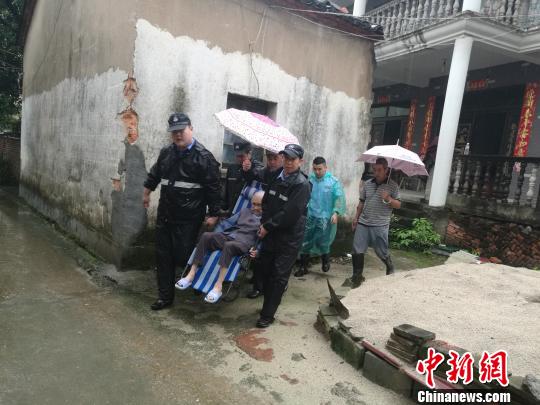 以爱之名同舟共济浙江金华暴雨中的那一抹警蓝