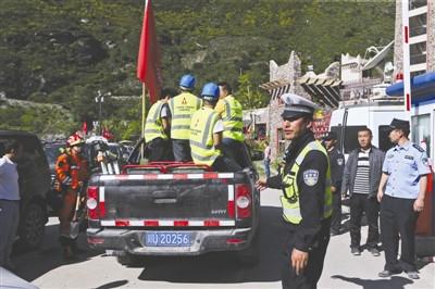 茂县交警坚守执勤点34小时百米外还埋着6位亲属