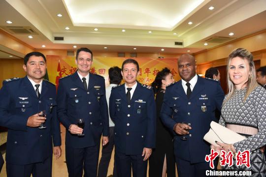 图为外国友人出席招待会。　莫成雄 摄