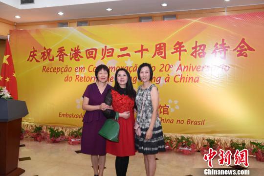 图为华人华侨代表出席招待会。　莫成雄 摄