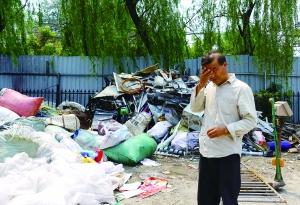 “问题气体”致盲患者谢朝海还在坚持收废品,左眼一片漆黑、右眼勉强能看见,生活艰难,只能靠眼药缓解疼痛。 “问题气体”致盲患者谢朝海还在坚持收废品,左眼一片漆黑、右眼勉强能看见,生活艰难,只能靠眼药缓解疼痛。