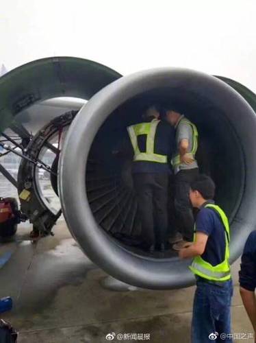 机务人员检查发动机